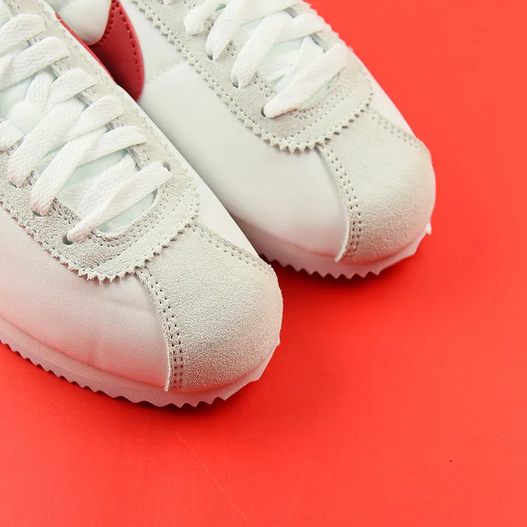 CE - NKE A generation of classic white and red