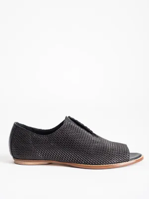 flo embossed mesh flat