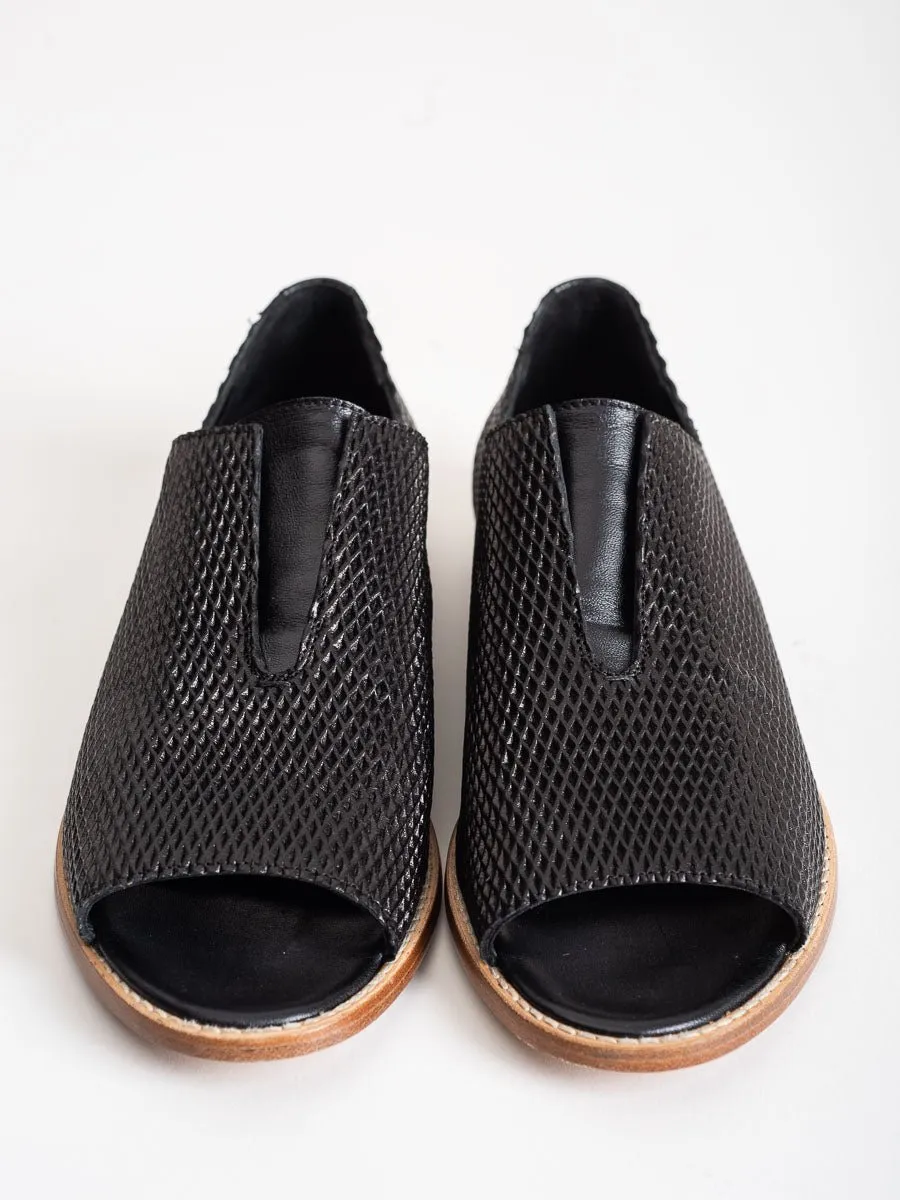 flo embossed mesh flat