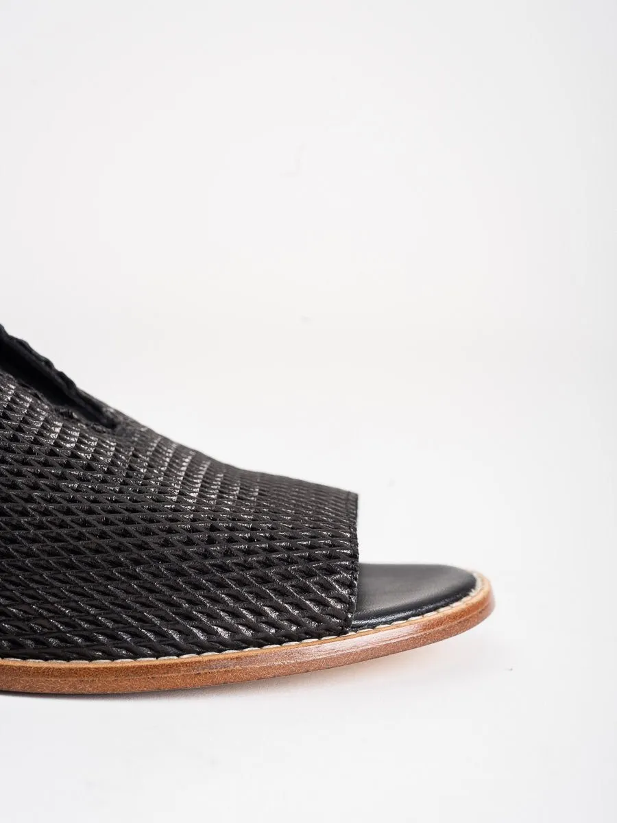 flo embossed mesh flat