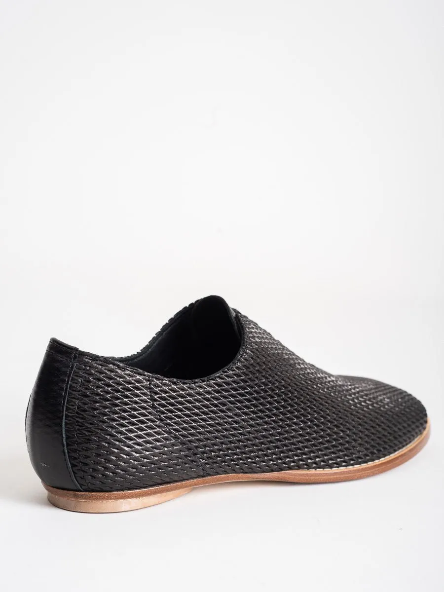 flo embossed mesh flat