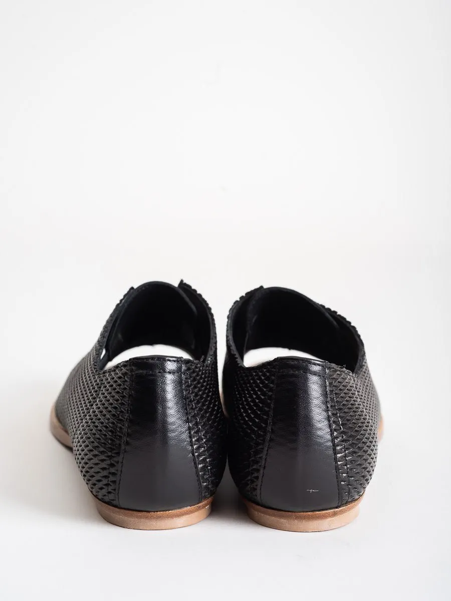 flo embossed mesh flat