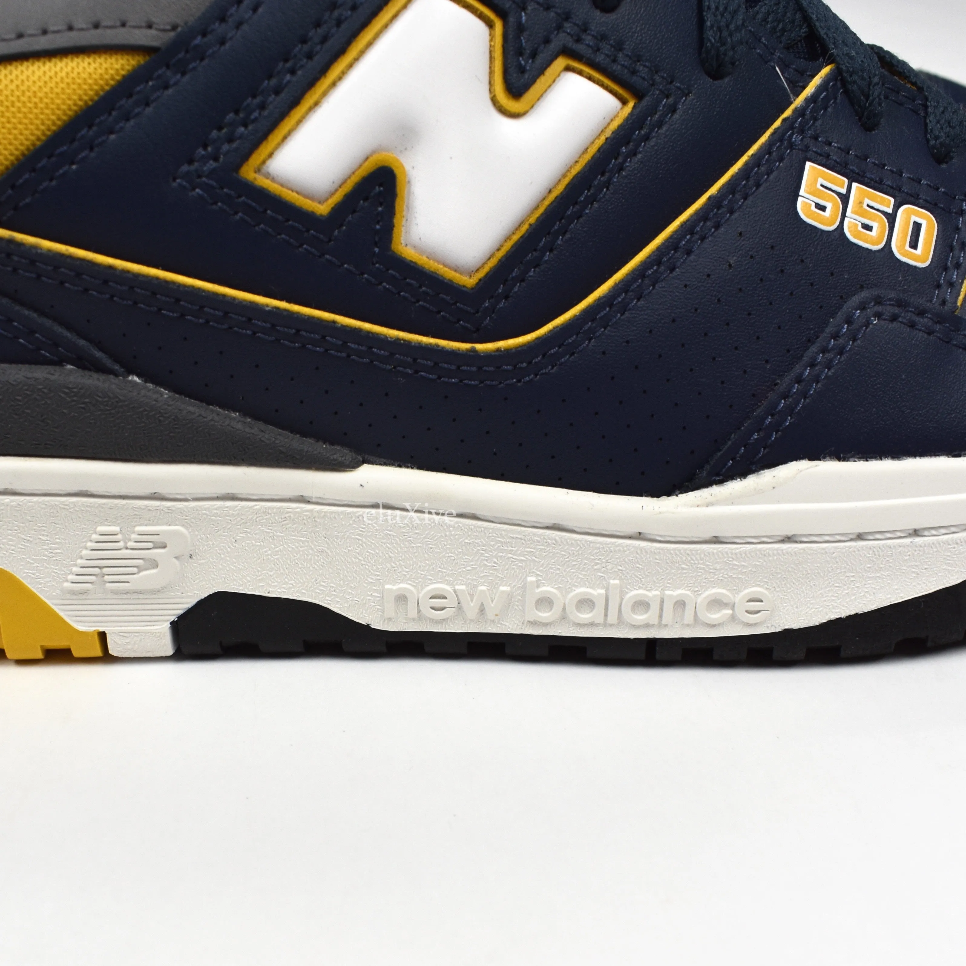New Balance - 550 Basketball Sneakers (Navy/Yellow)