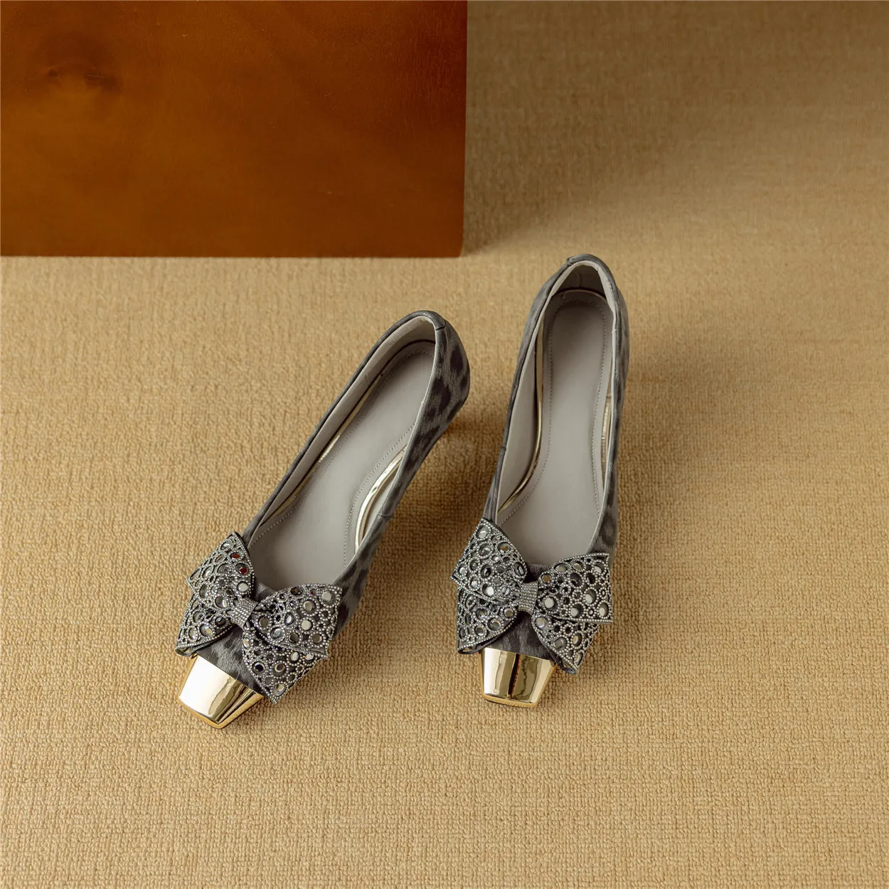 TinaCus Women Handmade Genuine Leather Leopard Bowtie Metal Toe Kitten Heel Pumps