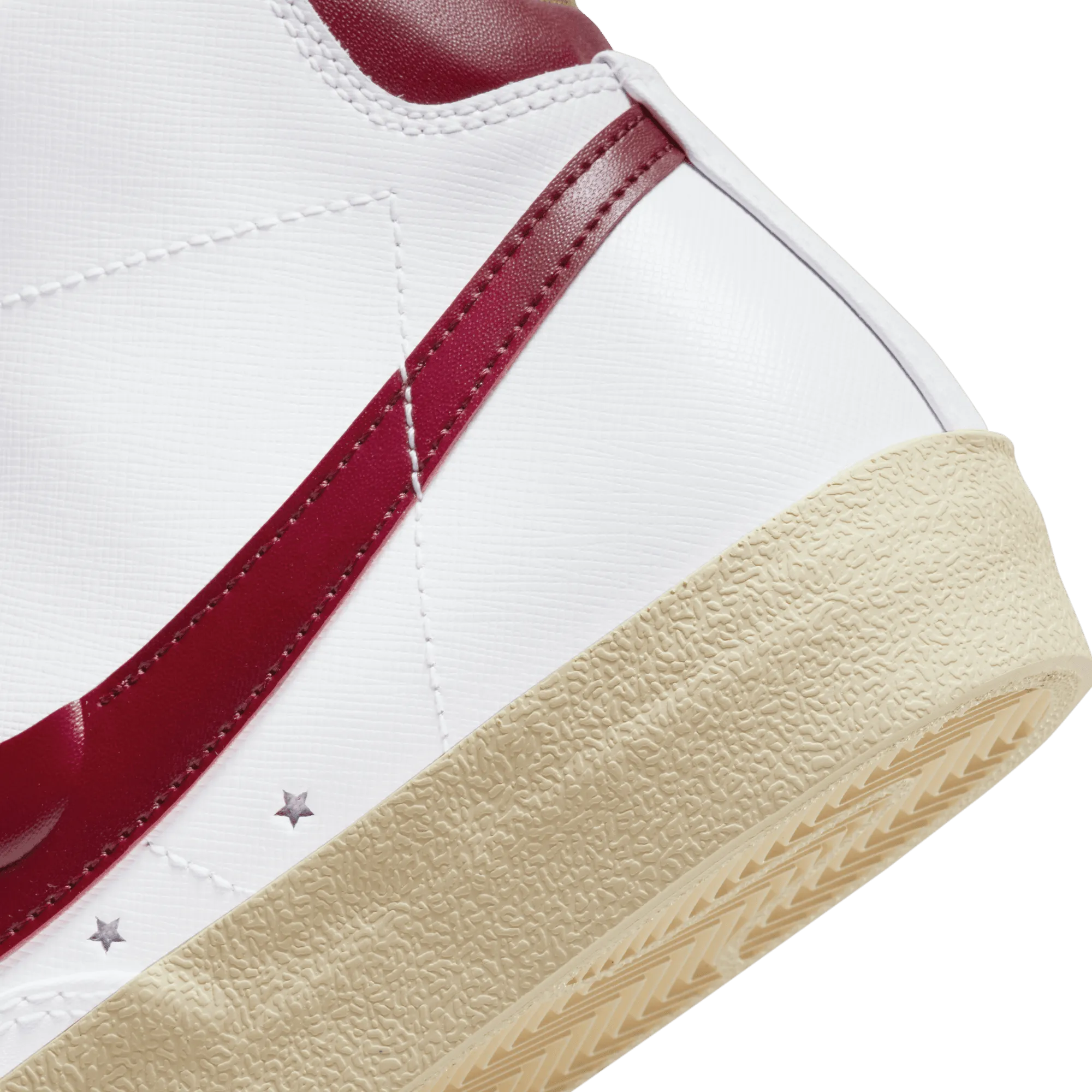 WOMEN'S NIKE BLAZER LOW '77 SE - WHITE/TEAM RED-MUSLIN-MTLC GOLD STAR